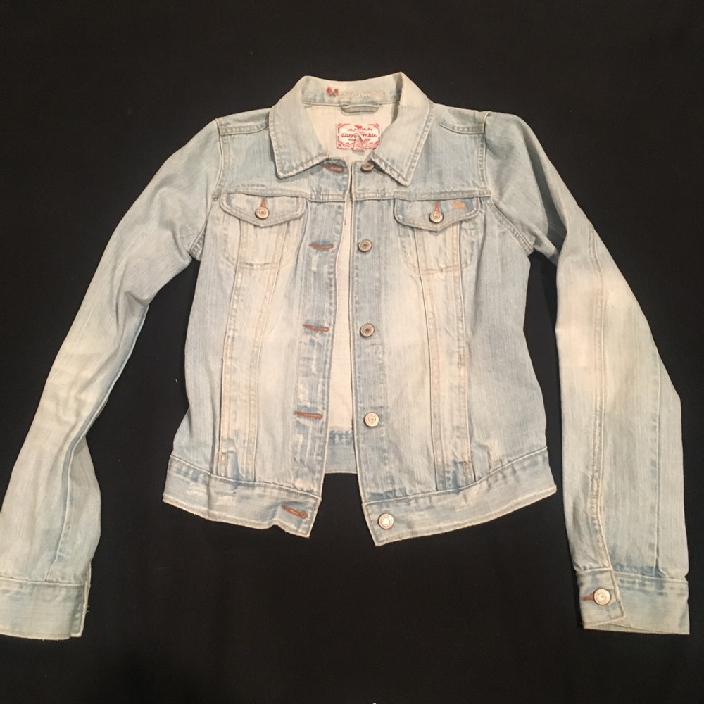 Abercrombie Jean Jacket listed as XL but runs like a Medium